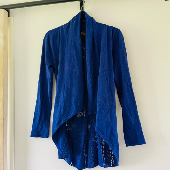 Unique Vary-Backing Sweater - Picture 1 of 4